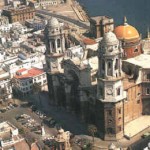 Vista aérea de Cádiz, con su catedral en primer plano