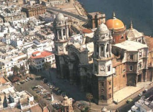 Vista aérea de Cádiz, con su catedral en primer plano